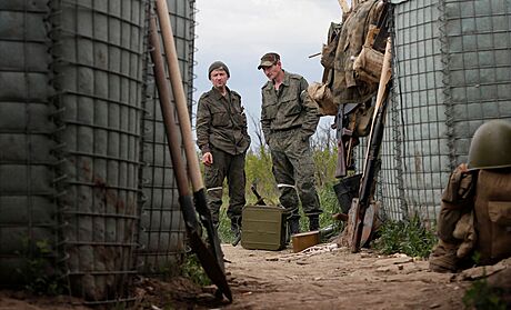 Ruské jednotky si nedaleko dobytého Svitlodarsku prohlíejí bývalé pozice...