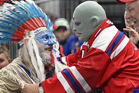 Bhem utkání USA s eskem zvolili fanouci v hlediti i tradiní kostýmy.