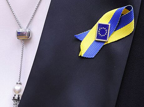 len Evropského parlamentu se stukou v barvách ukrajinské vlajky a pendlíkem...