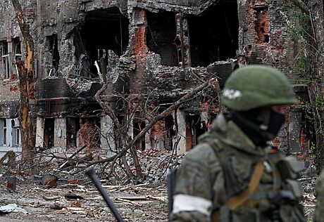 Ruské jednotky procházejí znienou ásti areálu Azovstal.  (22. kvtna 2022)