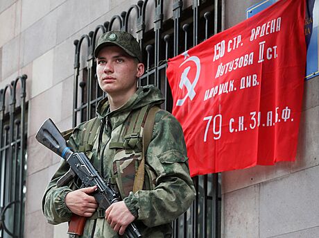 Ped budovou mstské civilní vojenské správy v Doncku stojí na strái voják...