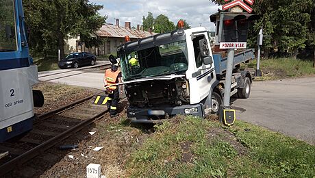 Nehoda vlaku a meního nákladního auta na pejezdu v Hostinném. (26. 5. 2022)