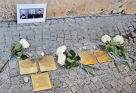 V ulici Novosady ve Velkém Meziíí pibyly kameny pipomínající rodinu...