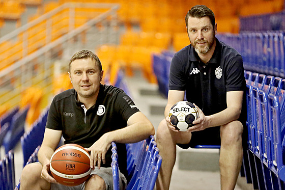KAMARÁDI. Basketbalový kouč Lubomír Růžička (vpravo) a házenkářský trenér Pavel...