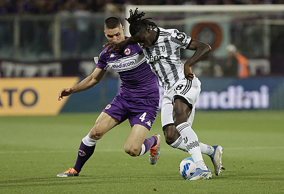 Nikola Milenkovi (vlevo) z Fiorentiny a Moise Kean z Juventusu.