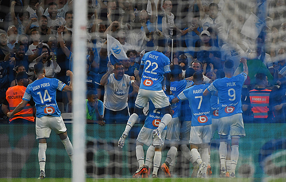 Fotbalisté Marseille oslavují gól proti trasburku.