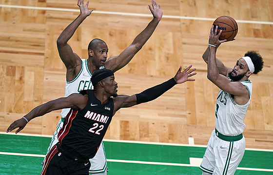 Derrick White (s míem) z Bostonu si rozmýlí akci, natahuje se k nmu Jimmy...