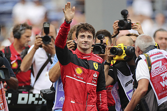 Charles Leclerc poté, co vyhrál kvalifikaci Velké ceny Monaka.