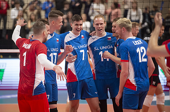 Čeští volejbalisté se radují v zápase Evropské ligy proti Belgii.