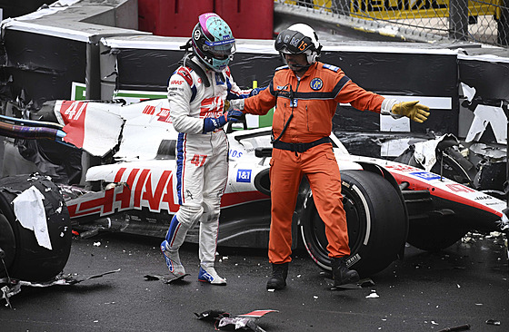Mick Schumacher z Haasu opouští svůj vůz poté, co havaroval při Velké ceně...