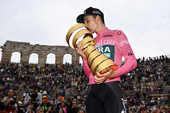 Jai Hindley ovládl italské Giro a uívá si zisk trofeje.