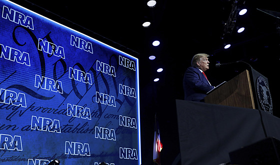 Trump vyzval na sjezdu NRA k ukonení kolních zón bez zbraní (27. kvtna 2022)
