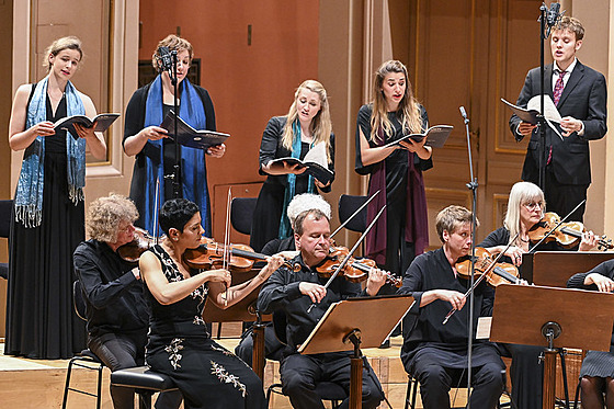 lenové belgického sboru Vox Luminis a Freiburger Barockorchester na koncert...