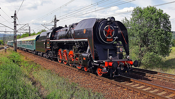 Parní lokomotiva byla vyrobena v roce 1948 v plzeské kodovce. Cestující...