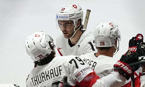 výcarský útoník Nico Hischier (13) oslavuje vstelenou branku.