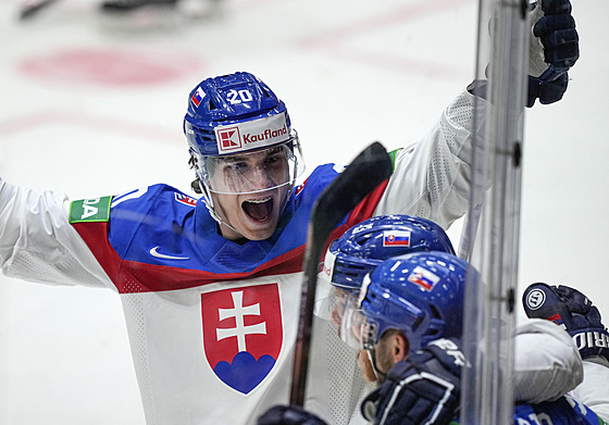 Slovenský úto�ník Juraj Slafkovský (20) slaví vst�elený gól.