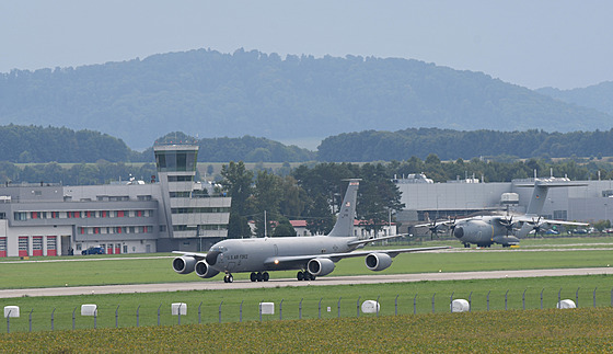 Americký tanker KC-135 a n�mecký transportní stroj A400M v pozadí na Leti�ti...