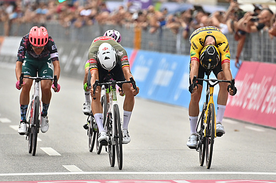 Belgian Dries De Bondt (uprosted) poráí ve spurtu 18. etapy Edoarda Affiniho...