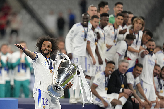 Marcelo kráí ke spoluhrám z Realu Madrid s trofejí pro vítze Ligy mistr.