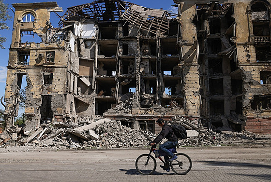 Zniené budovy v rozbombardovaném Mariupolu