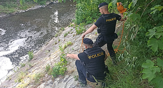 Policisté v Novém Jičíně vytahují pomocí lana dvě ženy, které se topily v řece...