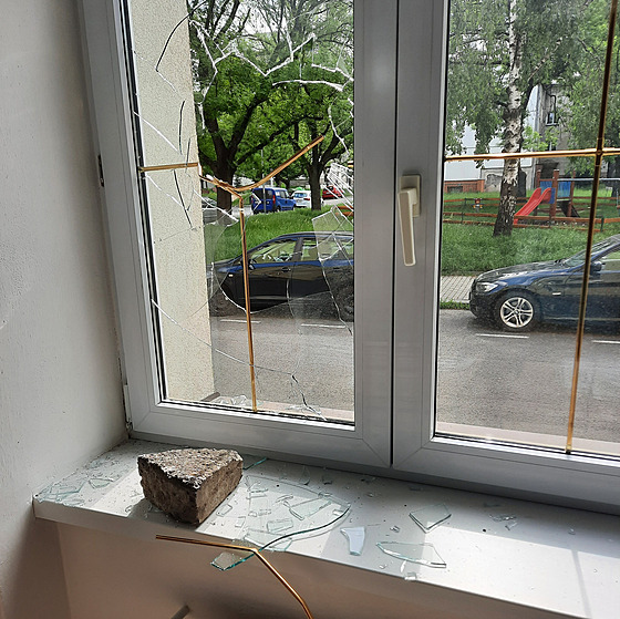Rozbité okno i s dlaební kostkou, která do domu piletla.
