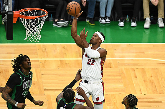 Jimmy Butler zakonuje v estém zápase finále Východní konference proti Bostonu.