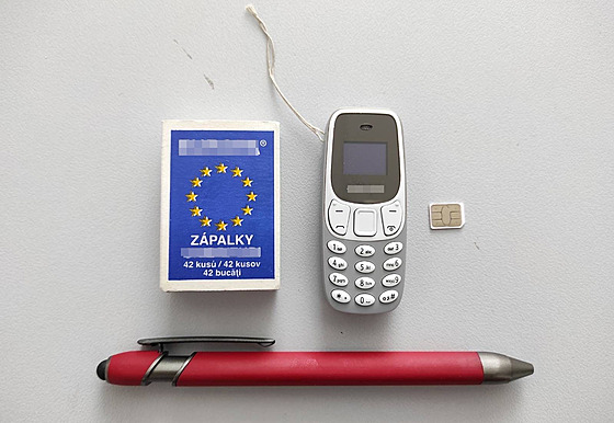Miniaturní mobilní telefon, který schovával jeden z vz ve Valdicích.