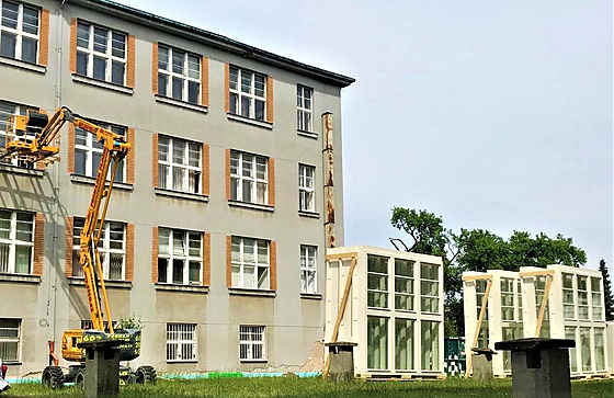 Modernizace Fakultní Thomayerovy nemocnice začala výměnou oken. (květen 2022)