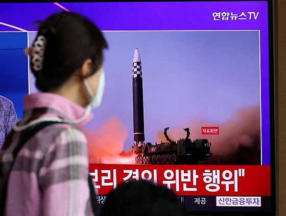 ena v jihokorejském Soulu sleduje na televizní obrazovce raketu odpálenou...