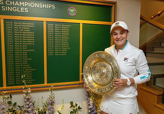 Australanka Ashleigh Bartyová pózuje u zdi šampionek Wimbledonu.
