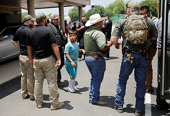 Po st�elb� na základní �kole v texaském Uvalde, kde zahynulo nejmén� �trnáct...