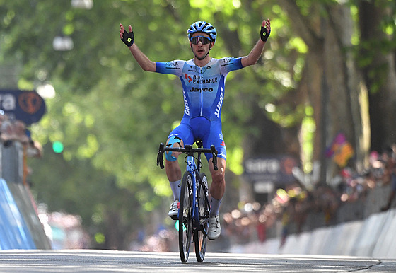 Cyklista Jayco's Simon Yates slaví vítzství 14. etapy Giro 2022.