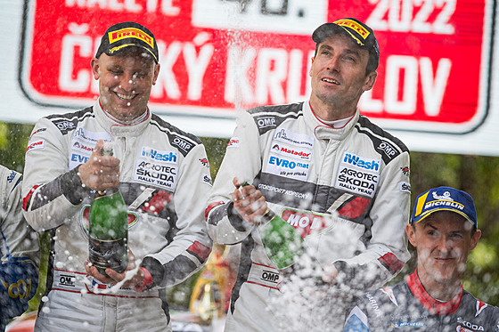 Jan Hlouek (vlevo) a Jan Kopecký (vpravo) slaví vítzsví na Rallye eský...