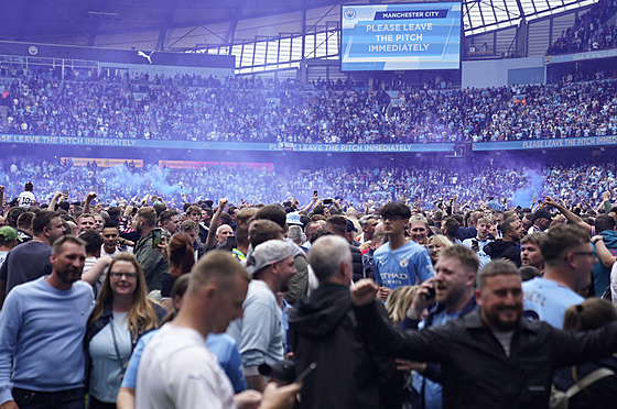 Atmosféra na hřišti Manchesteru City po zisku osmého titulu v klubové historii.