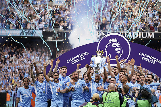 Manchester City oslavuje zisk titulu Premier League v sezoně 2021/22.