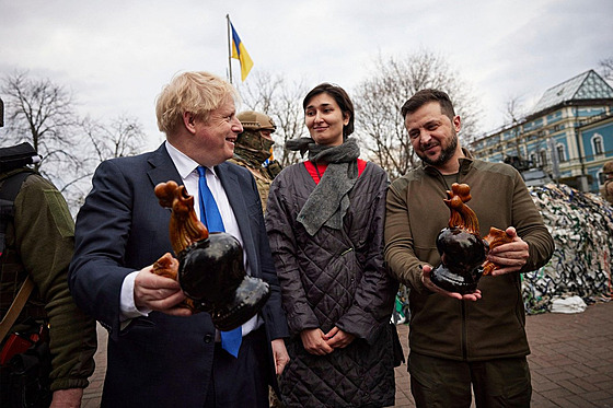 Britský premiér Johnson s ukrajinským prezidentem Zelenským v ulicích Kyjeva...
