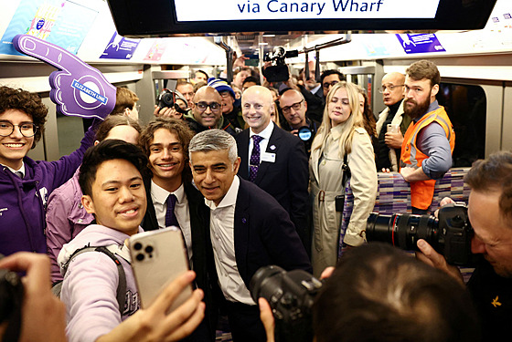 Starosta Londýna Sadiq Khan se fotí s cestujícími na palubě vlaku (24. května...