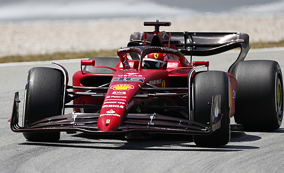 Charles Leclerc z Ferrari v tréninku na Velkou cenu panlska F1.