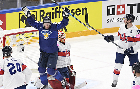 Finský hokejista Harri Pesonen se raduje z gólu v britské síti.