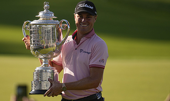 Americký golfista Justin Thomas s trofejí pro vítze PGA Championship.