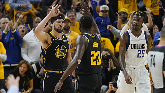 Klay Thompson (vlevo) a Draymond Green z Golden State se radují z úspné akce...