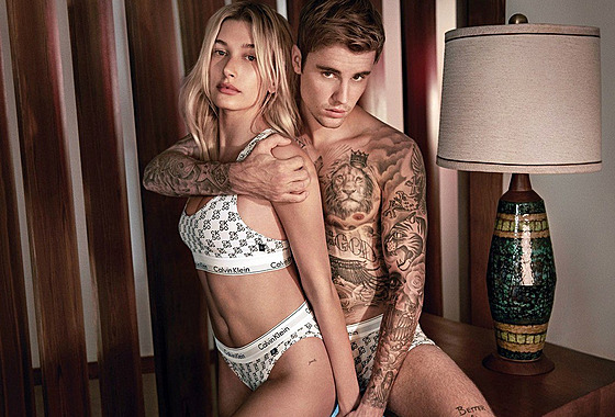 Justin Bieber s manželkou Hailey v kampani pro značku Calvin Klein (2019)