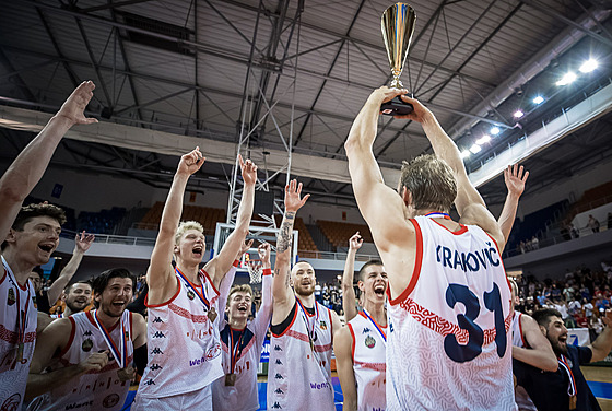 Brnntí basketbalisté slaví ligový bronz.