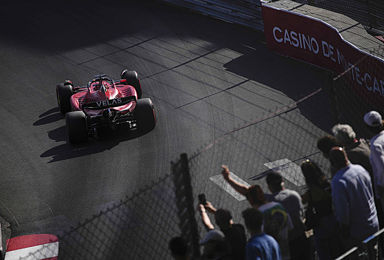 Charles Leclerc z Ferrari bhem tréninku na Velkou cenu Monte Carla