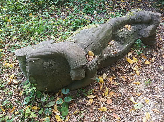 Torzo sochy leelo v odlehlém míst u chat na Ostrovech. (2. 10. 2021)