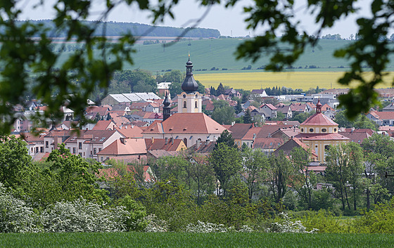 Msto Dobany na Plzesku fotografované z Martinské stny. (16. 5. 2022)