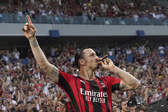Zlatan Ibrahimovic v dresu AC Milán labunicky potahuje z mistrovského doutníku.
