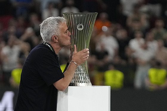 José Mourinho, trenér AS Řím, líbá trofej pro vítěze Konferenční ligy.