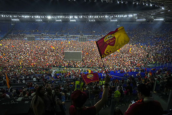 Fanouci AS ím oslavují na Stadio Olimpico vítzství svého týmu ve finále...
